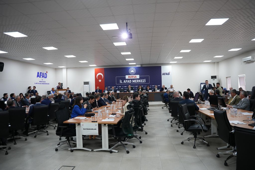 Bursa Valisi Mahmut Demirtaş’ın Başkanlığında düzenlenen İl Afet ve Acil Durum Koordinasyon Kurulu Toplantısı’na katıldım. Bursa Afet Müdahale Plânı ve yapılması gereken çalışmaları değerlendirdik.