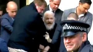 Soy lo suficientemente vieja como para acordarme de cómo la UE censuró y pretende prohibir la agencia rusa Ruptly, la única que consiguió las imágenes del arresto de Assange en la embajada de Ecuador en Londres.