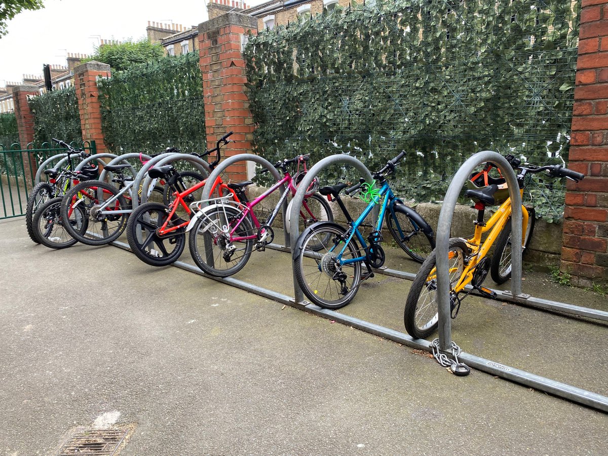 This #WalkToSchoolWeek, Cabinet Member @mikehakata visited Stroud Green Primary, one of 8 new #SchoolStreets in #Haringey 🚶‍♀️ 🚲 🛴 ✅ 34 zones & counting ✅ 16k children benefitting ✅ Reducing traffic & improving air quality at the school gates 👉 bit.ly/4arStRL