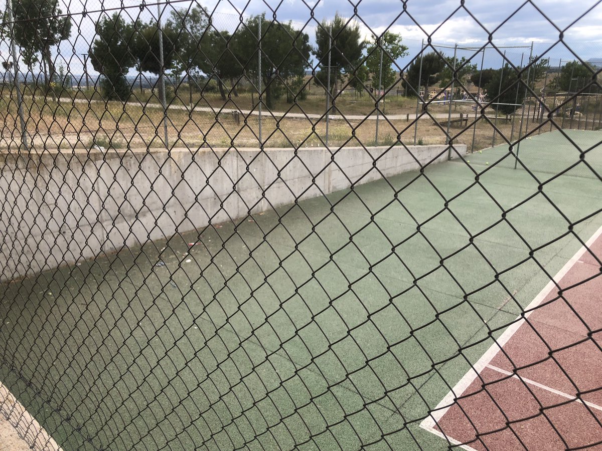 lidicolme's tweet photo. En estas condiciones se encuentran las pistas de #tenis del Polideportivo de Mistral Samaranch. Por favor @AytoColmenar necesitamos arreglos y pistas cubiertas como las de #padel 
#muchasgracias https://t.co/9WikKL6wzd