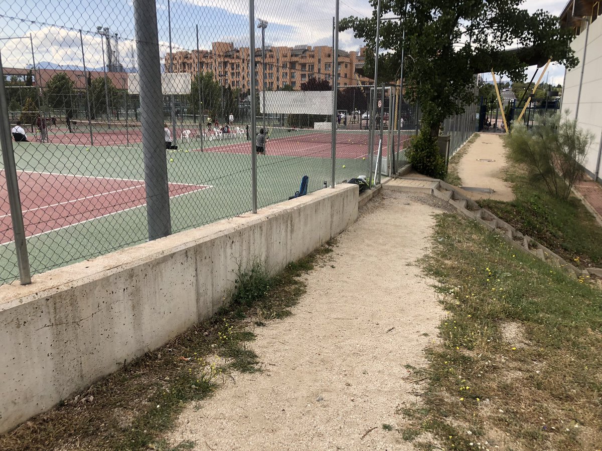 lidicolme's tweet photo. En estas condiciones se encuentran las pistas de #tenis del Polideportivo de Mistral Samaranch. Por favor @AytoColmenar necesitamos arreglos y pistas cubiertas como las de #padel 
#muchasgracias https://t.co/9WikKL6wzd