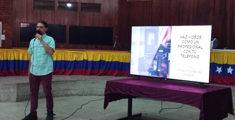 MercalOficial's tweet photo. #Monagas || Profesionales de la Comunicación del sector Alimentación participan en el Taller de Comunicación y Creación de Contenidos dictado por la Universidad Internacional de las Comunicaciones (LAUICOM), actividad a cargo  del Prof. David Vasquez
#VenezuelaSeCrece https://t.co/tqFyIVurkH