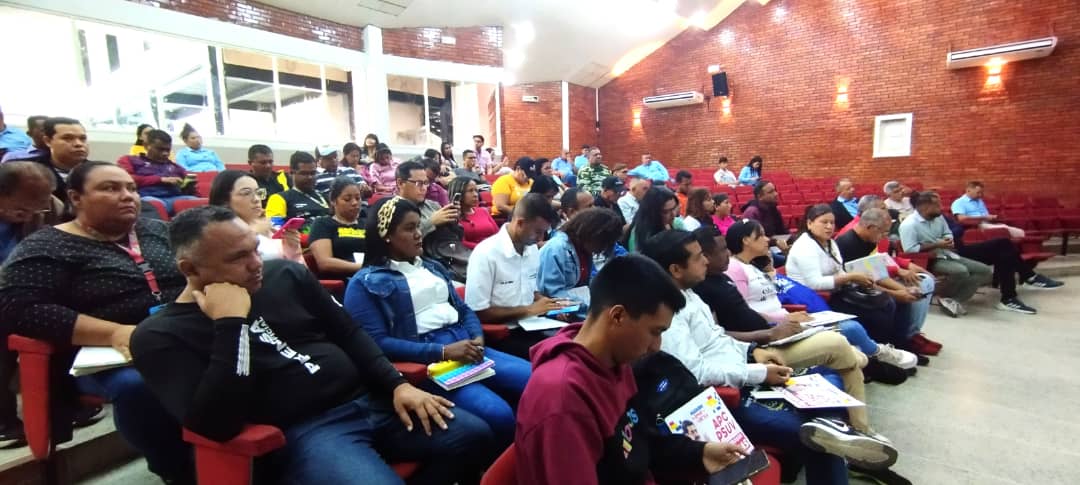 MercalOficial's tweet photo. #Monagas || Profesionales de la Comunicación del sector Alimentación participan en el Taller de Comunicación y Creación de Contenidos dictado por la Universidad Internacional de las Comunicaciones (LAUICOM), actividad a cargo  del Prof. David Vasquez
#VenezuelaSeCrece https://t.co/tqFyIVurkH