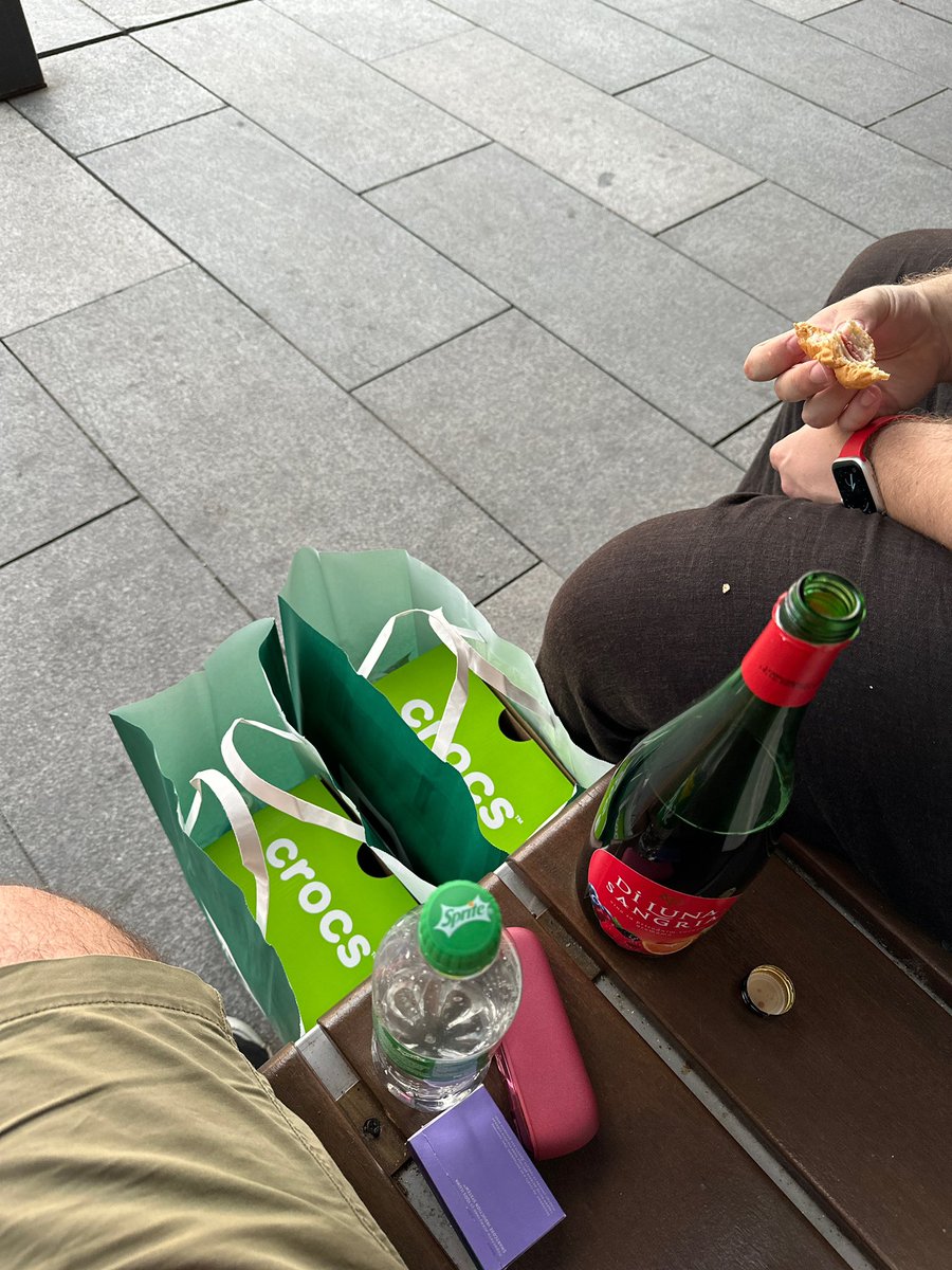 Первый раз купил не паленные кроксы. Но все равно зажопил денег за новую футуристичную модельку. Ну не хочу я отдавать 9к за обычную штамповку резины