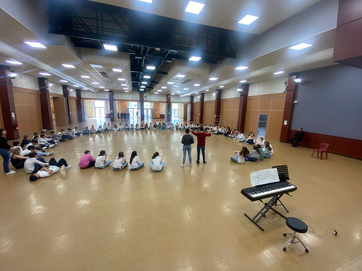 JeanRostandGers's tweet image. Dernières répétitions avant la représentation devant leurs pairs pour nos 4eme du @JeanRostandGers dans le cadre du projet théâtre. 
#peac #memepaspeur @dsden_32 @actoulouse @MissionLde @ia_ipr_lettres