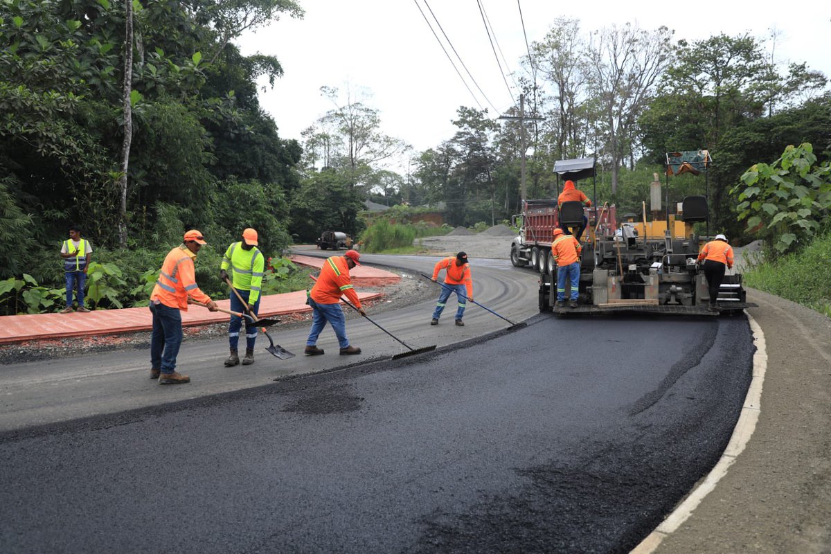 MOPPma's tweet photo. 📍Bocas del Toro | A buen ritmo se ejecutan las labores en el proyecto de Rehabilitación y Financiamiento de la vía La Feria - Playa Paunch y calles internas de Isla Colón, obra que lleva un avance del 52.4%. https://t.co/YTlT52maIl