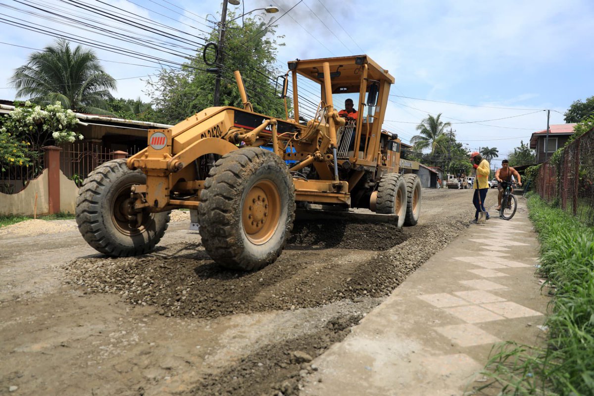 MOPPma's tweet photo. 📍Bocas del Toro | A buen ritmo se ejecutan las labores en el proyecto de Rehabilitación y Financiamiento de la vía La Feria - Playa Paunch y calles internas de Isla Colón, obra que lleva un avance del 52.4%. https://t.co/YTlT52maIl