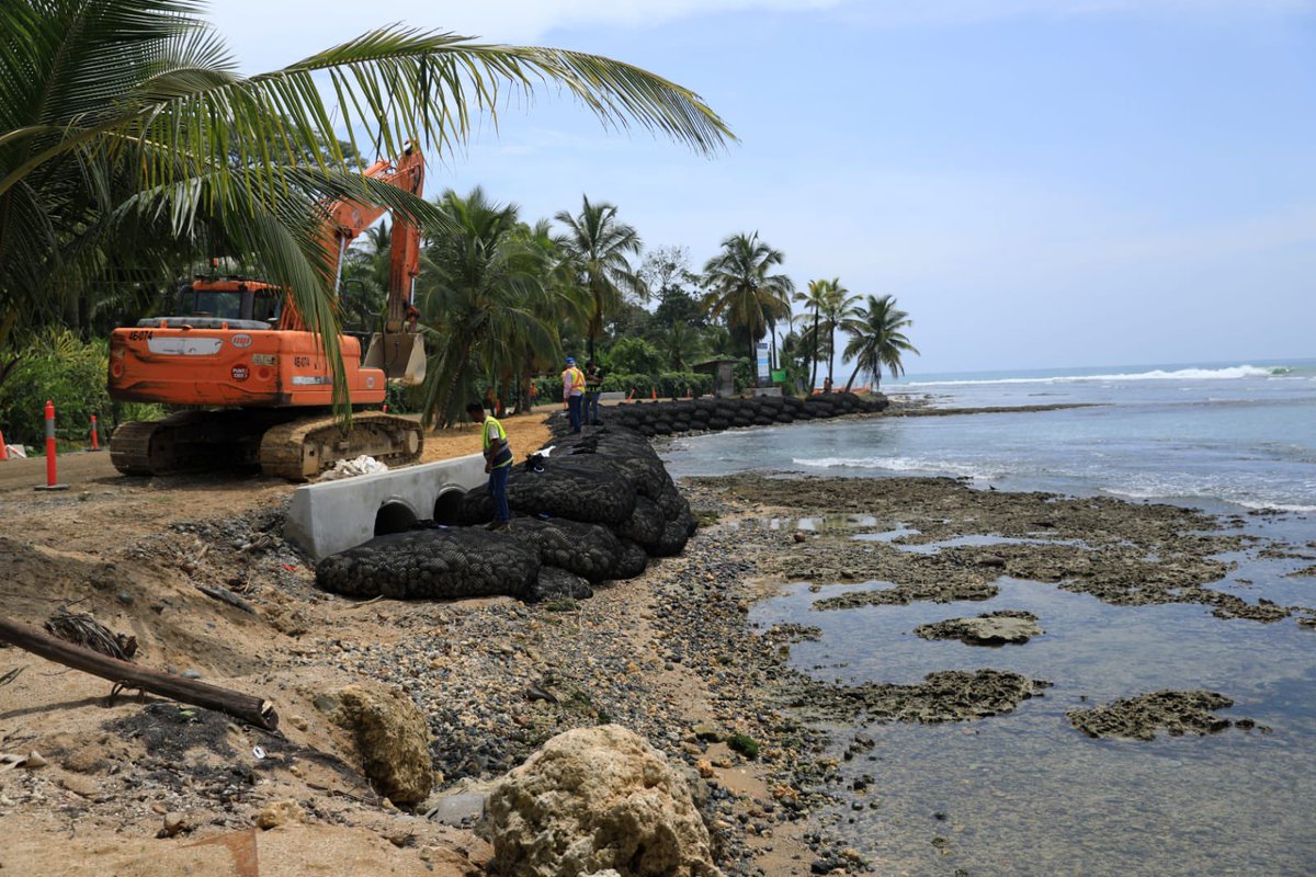 MOPPma's tweet photo. 📍Bocas del Toro | A buen ritmo se ejecutan las labores en el proyecto de Rehabilitación y Financiamiento de la vía La Feria - Playa Paunch y calles internas de Isla Colón, obra que lleva un avance del 52.4%. https://t.co/YTlT52maIl