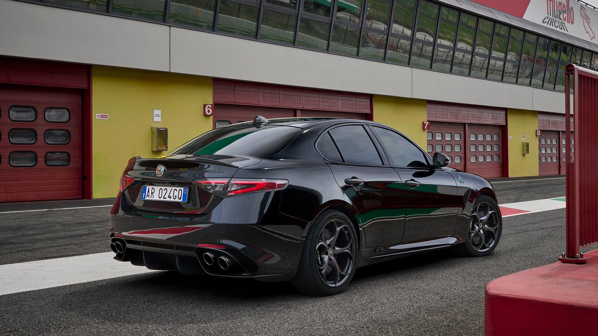 Dressed in black, the legend is back.
ms.spr.ly/6013YwHAb

#AlfaRomeo #AlfaRomeoQuadrifoglio #QuadrifoglioSuperSport #GiuliaQuadrifoglio #StelvioQuadrifoglio