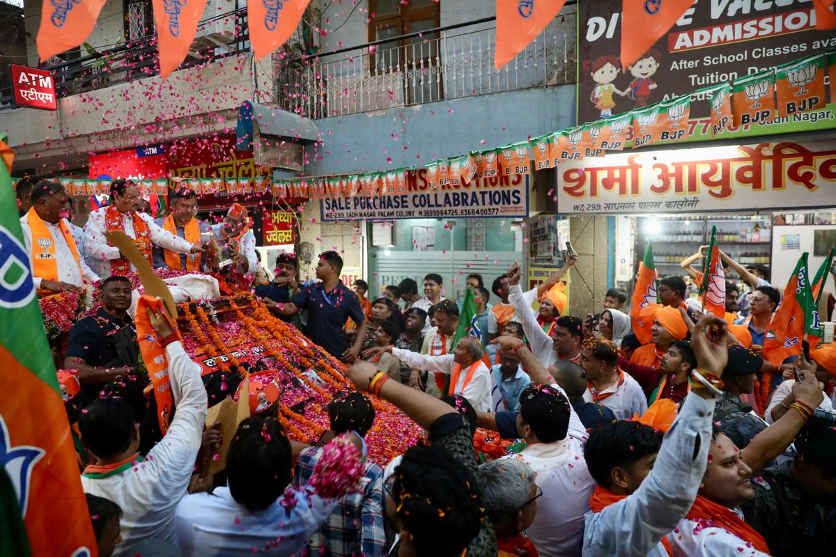 JPNadda's tweet photo. दिल्ली के पालम रोड-शो में लोगों का उमंग व उत्साह स्पष्ट कर रहा है कि यहाँ के जन-जन सभी सीटों पर पुनः मोदी जी को आशीर्वाद दे रहे हैं।

दिल्लीवासियों को पता है कि आम आदमी पार्टी अपने स्वार्थ के लिए पंजाब सहित अन्य स्थानों पर राष्ट्रविरोधी तत्वों को भी सहयोग व संसाधन प्रदान करती रही है! भ्रष्टाचार, तुष्टीकरण और अराजकता में लिप्त इसके नेताओं से जनता त्रस्त है।

आदरणीय प्रधानमंत्री श्री @narendramodi जी के नेतृत्व में भाजपा 'विकसित भारत, विकसित दिल्ली' बनाने के लिए प्रतिबद्ध है।