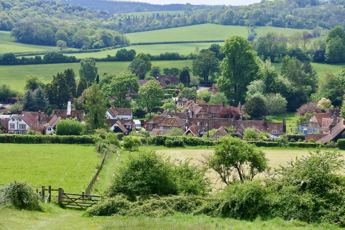 Those far-reaching views across rolling green Chilterns countryside dotted with little villages clustered around a church or village green, beech wood domes and soaring red kites are such a cliché. 
That’s true for the Hambleden Valley! 

🥾🌳marytebje.substack.com/p/the-hamblede…