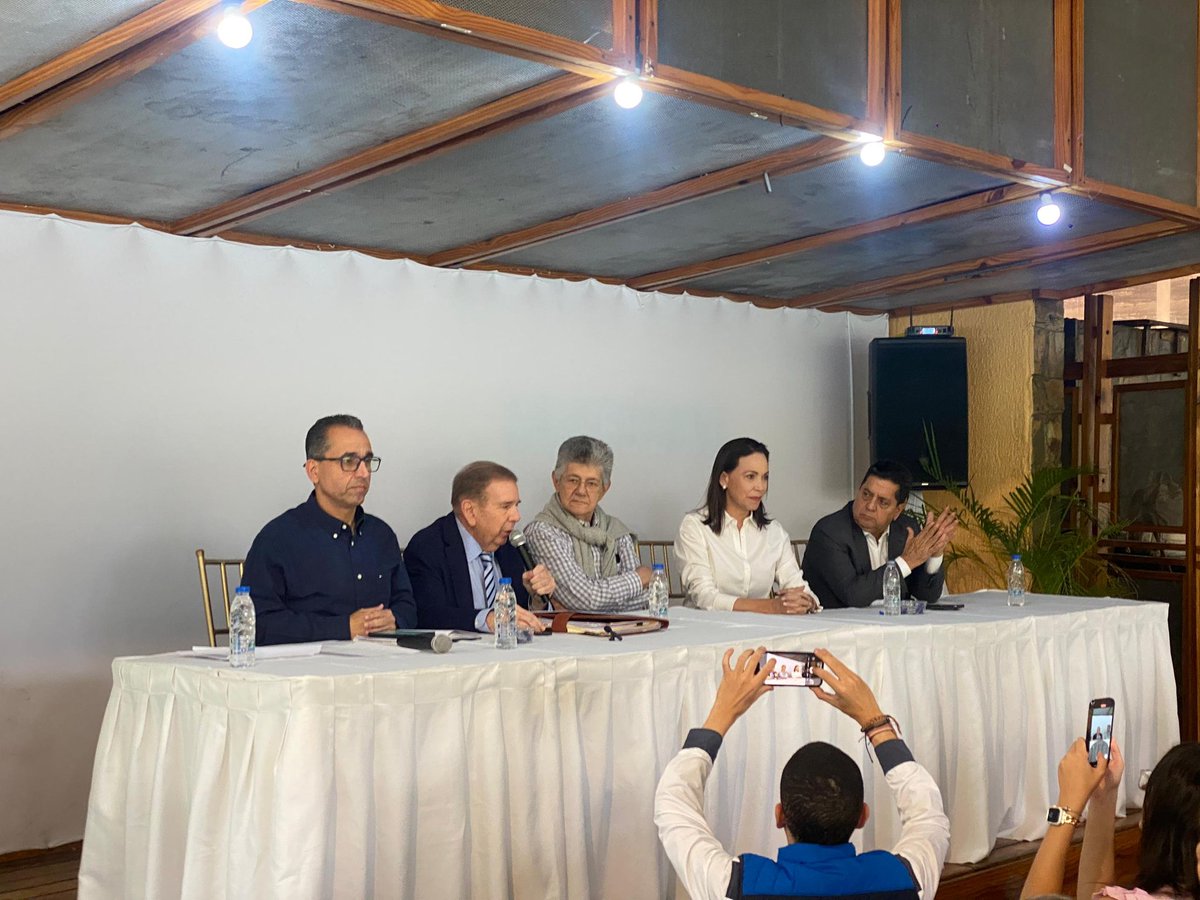 ad_nvaesparta's tweet photo. Reunión de trabajo y organización de @ADemocratica con nuestro candidato @EdmundoGU y @MariaCorinaYA. En presencia de todos los Secretarios Generales y de Organización del partido a nivel nacional.🇻🇪

¡Los ADecos estamos con la unidAD!👍

#ADecosConEdmundo https://t.co/Juldf6B2HY