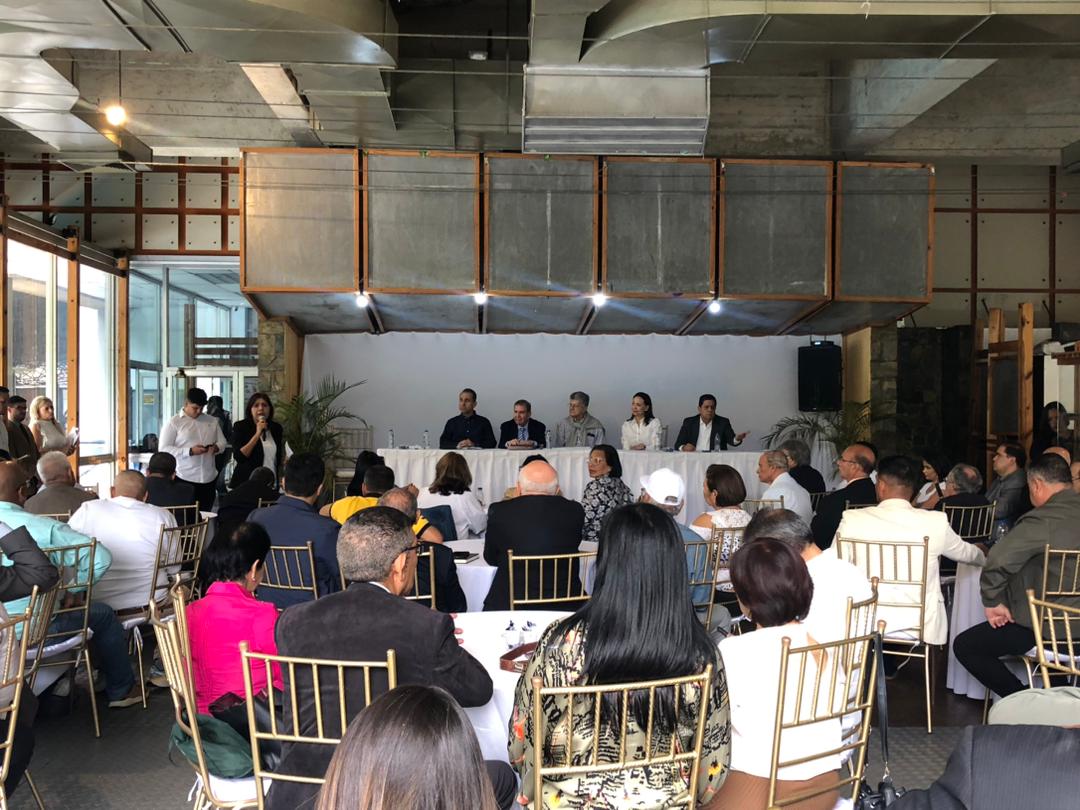 ad_nvaesparta's tweet photo. Reunión de trabajo y organización de @ADemocratica con nuestro candidato @EdmundoGU y @MariaCorinaYA. En presencia de todos los Secretarios Generales y de Organización del partido a nivel nacional.🇻🇪

¡Los ADecos estamos con la unidAD!👍

#ADecosConEdmundo https://t.co/Juldf6B2HY