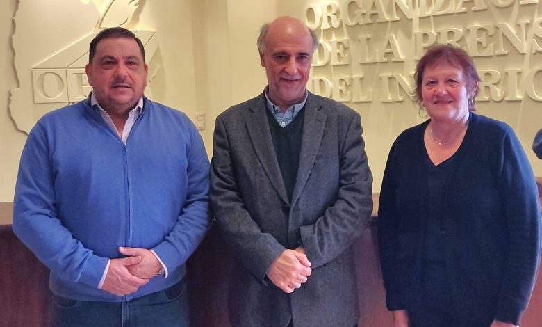 Integrantes de la O.P.I. se reúnen con precandidato presidencial por el Partido Independiente. opi.org.uy/integrantes-de…