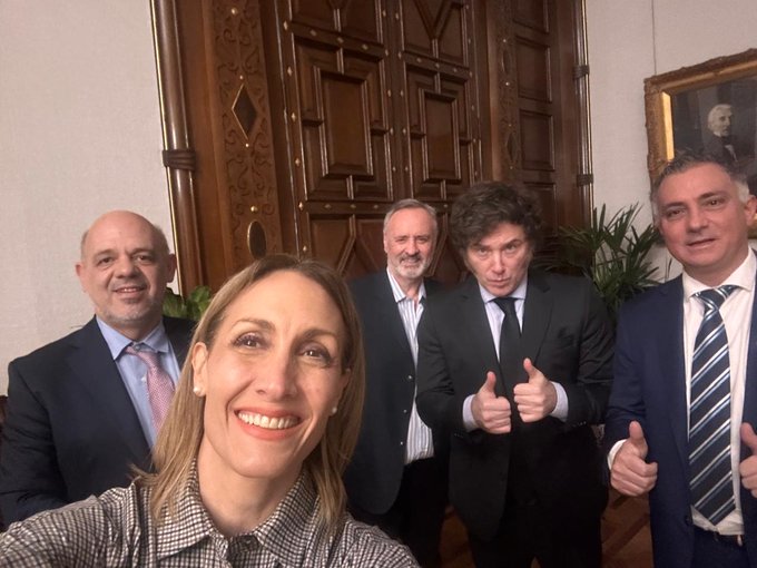 Pareja con uno de los bloques oficiales de La Libertad Avanza en la Legislatura bonaerense. 