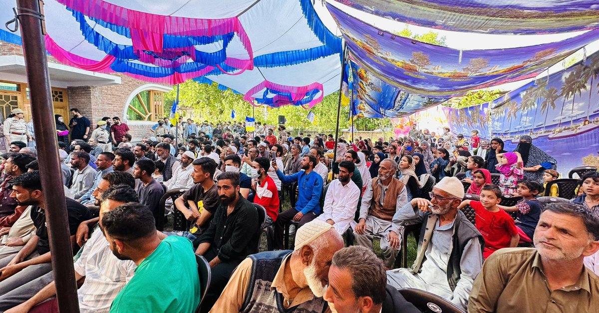 SalmanNizami_'s tweet photo. Our last meeting in Kokernag today, saw massive support for @DPAP_office due to the work done by Ghulam Nabi Azad sahib. People are fed up with PDP and NC, who have only exploited and harmed them. Only Azad sahib has ensured justice and development! #AzadWave https://t.co/wynMaze320