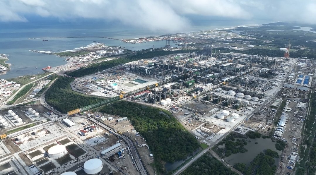 Treverto1's tweet photo. @SkyfiApp The Mexican Dos Bocas Refinery in Paraíso, Tabasco. It will have an installed refining capacity of 340,000 barrels per day of gasoline and petroleum products. https://t.co/ad3XnzClvd