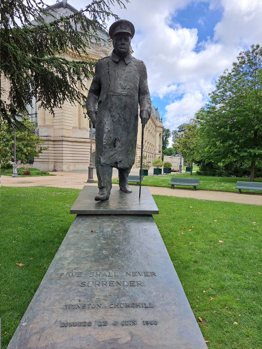 En sortant du @PetitPalais_ direction #PontAlexandreIII statue de Sirène #WinstonChurchill 🤩
#BaladeSympa @Paris