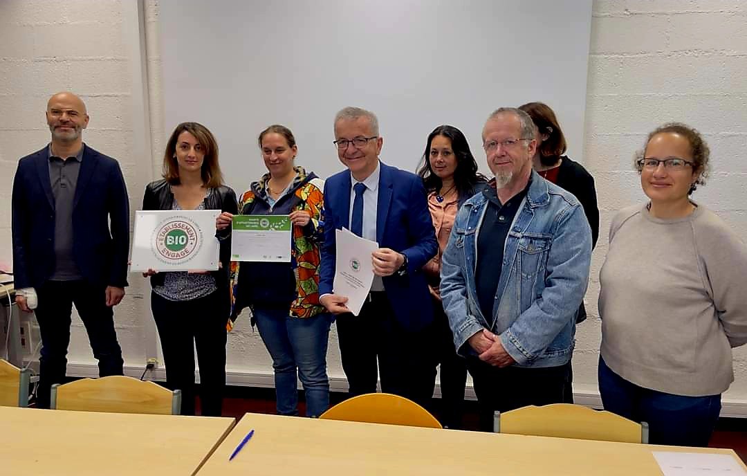 La semaine dernière au lycée d'Arsonval à Joué-lès-Tours, 4 #lycées du 37 ont reçu le label 'Établissement #Bio engagé' attribué par #BioCentre !! #CentreValdeLoire Engagement pour une #alimentation toujours ➕️ saine, locale et protectrice de notre environnement !