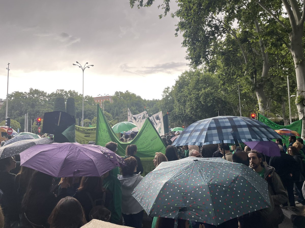 MorenoG_Agustin's tweet photo. #ESTÁPASANDO Aún con lluvia, grandísima manifestación por la #EducaciónPública en Madrid, por la mejora de las condiciones de trabajo del profesorado y contra la política privatizadora y el desprecio a la Pública de #Ayuso
#MenosLectivas #MenosRatio #MásProfesorado = Más Calidad https://t.co/sL3v9wreAB
