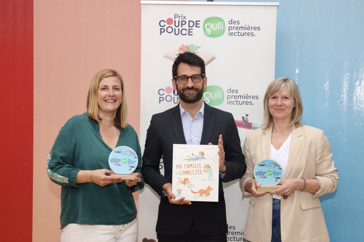 #PCPGPL 
🟩 En direct <a href="/VilleColombes/">Ville de Colombes</a> 

📚Les 6450 élèves de CP des Clubs Coup de Pouce ont décerné avec leur parrain @domtenz le Prix Coup de Pouce Gulli des Premières Lectures 2024 

💚 «Ma Famille déconnectée» d’Amélie Javaux et Annick Masson 
(Ed. Mijade)  
<a href="/CoupDePouceAsso/">Coup de Pouce Asso</a>