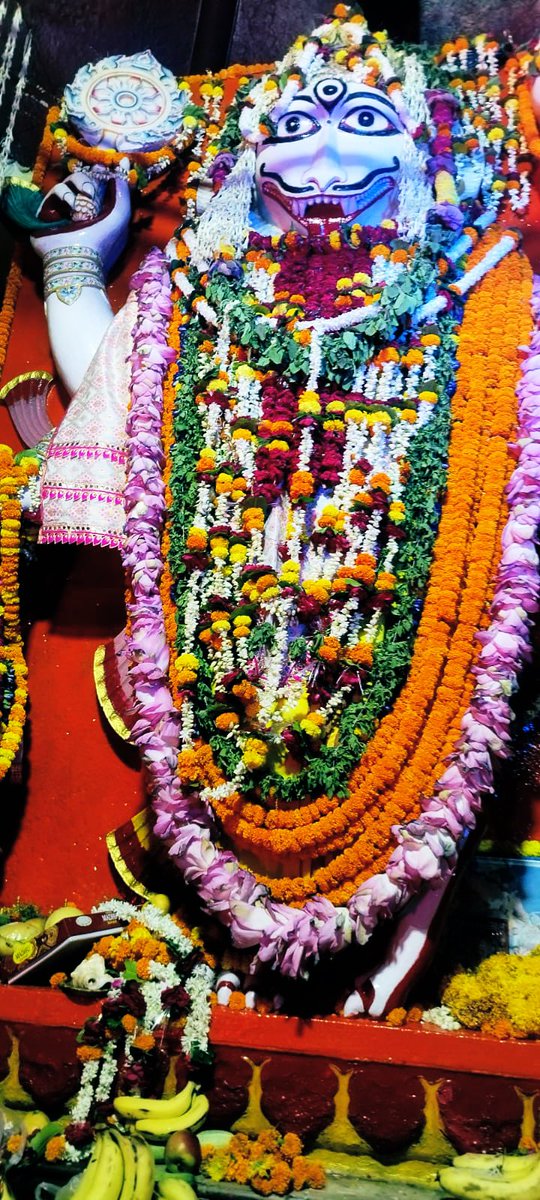 आज भगवान नरसिंह जी की जयंती है। काशी में अस्सी के जगन्नाथ मंदिर में अवस्थित भगवान की विशालकाय मूर्ति के दर्शन का महात्म है। आज ही काशी के प्रह्लाद घाट पर, भगवान नरसिंह जी लीला में खम्ब तोड़ के प्रगत होते हैं और फिर हिरण्यकश्यप का संघार करते हैं।