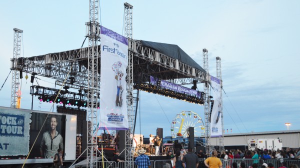 In_Depth_Events's tweet image. 📢 For top-quality stage and roof system rentals, look no further! 🔥In Depth Events offers load bearing stage and roof system rentals perfect for festivals, concerts, and city events.