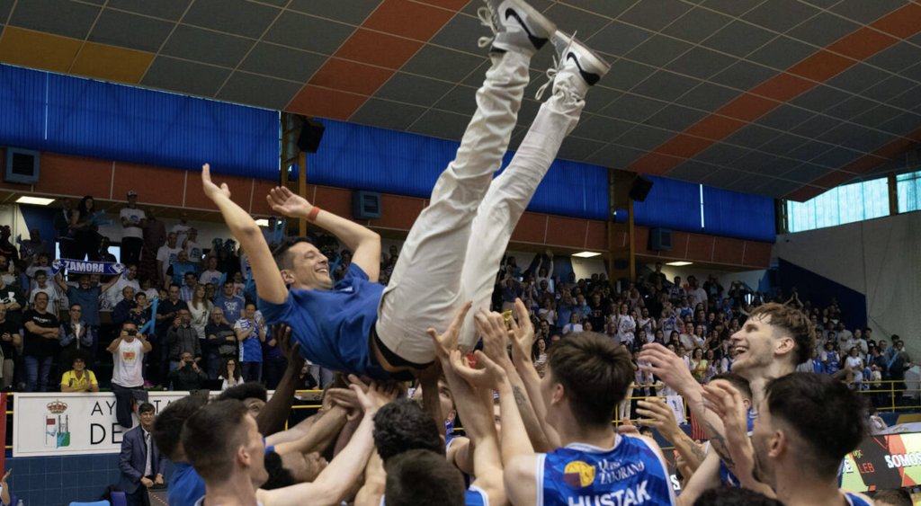 🏀⬆️🏆 ¡Hay fiesta en Zamora! El @ClubBZAMORA consiguió el ascenso a la #LEBOro tras vencer al @AlbaceteBasket 🆕 Zamora es de Oro ✍️ @jmcrespo0000 🔗 basketpasion.es/zamora-es-de-o… #ZamoraEnamora