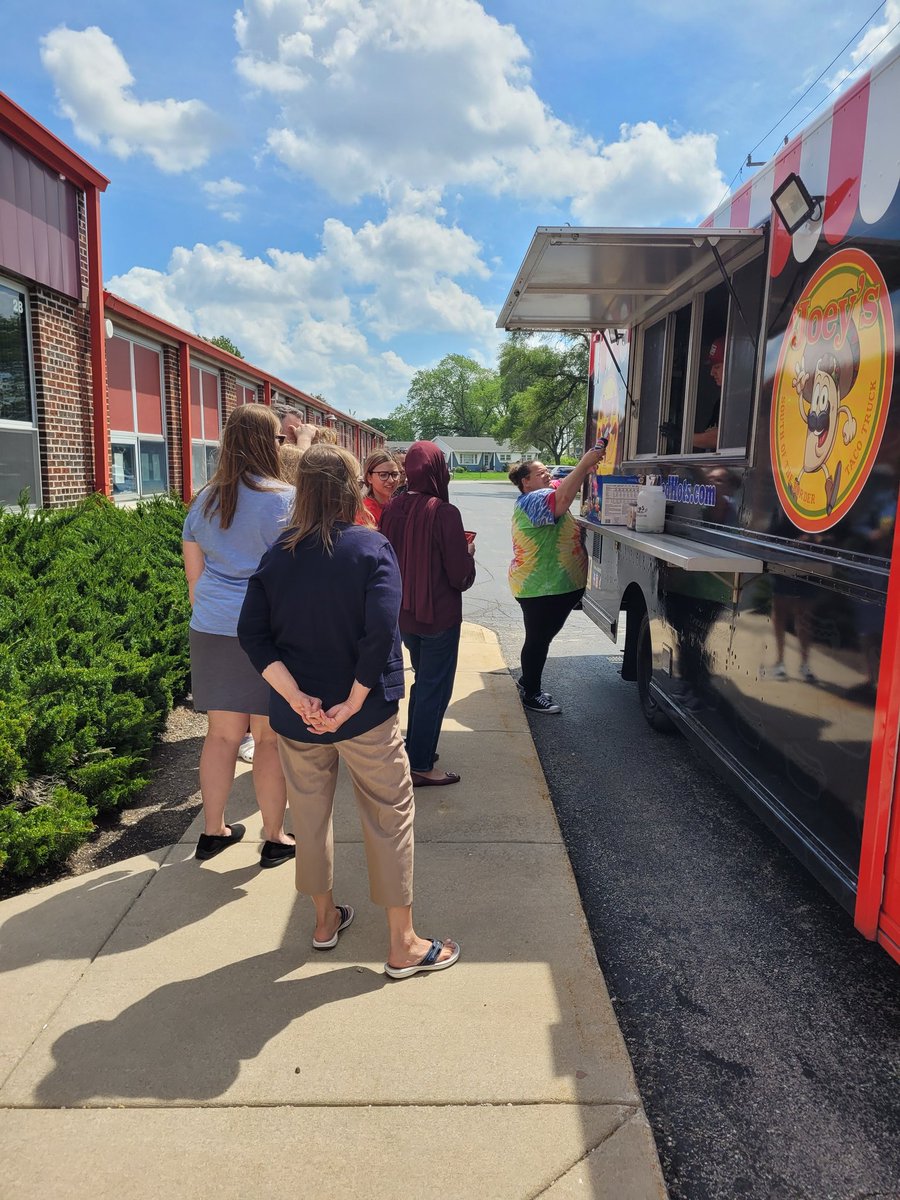 Mbronie109's tweet photo. Food truck visits Bridgeview Elementary ! Thanks to our school board and administrators! Dr. Nuccio in the house. Last event for the big guy at BV!  #bvbobcats #d109pride #argopride #isd109 https://t.co/Kooo7eecAs