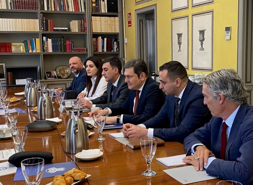 Charla muy interesante en @rielcano, el Think tank de estudios internacionales y estratégicos. Presenté el proyecto 'Crossroads of Peace' introducido por el Gobierno de Armenia. Reiteró el compromiso de 🇦🇲 con el establecimiento de una paz y seguridad duraderas en el Cáucaso Sur.