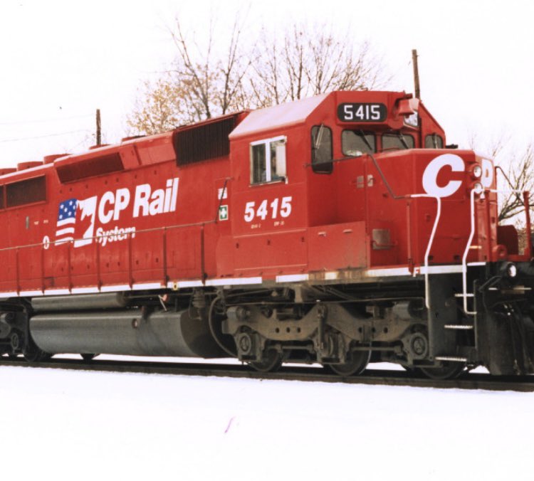 A very nice #model of a freight convoy headed by two EMD SD40-2 . The second one is clearly @CPKCrail 5415 (see picture of the real engine). cc @Exporail @VIA_Rail @TORailwayMuseum @sdmodelrailroad