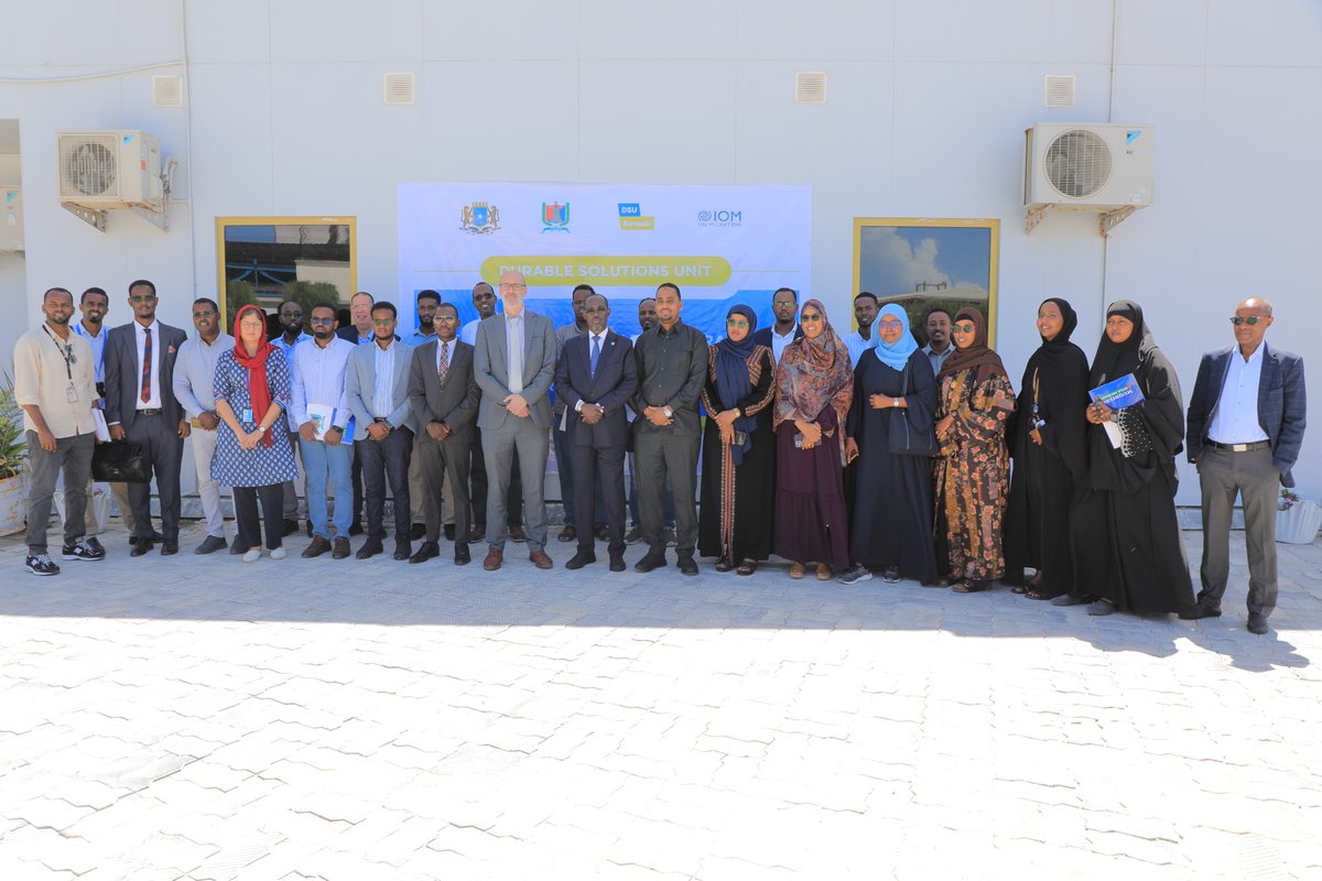Director of the #PovertyReduction & #DurableSolutions Dept @MoPIED_Somalia, @Sara_Bilan, participated in the @BRA_dsu Durable Solutions Technical Working Group launch in Mogadishu. The event brought together various stakeholders working on durable solutions in the Banadir Region.
