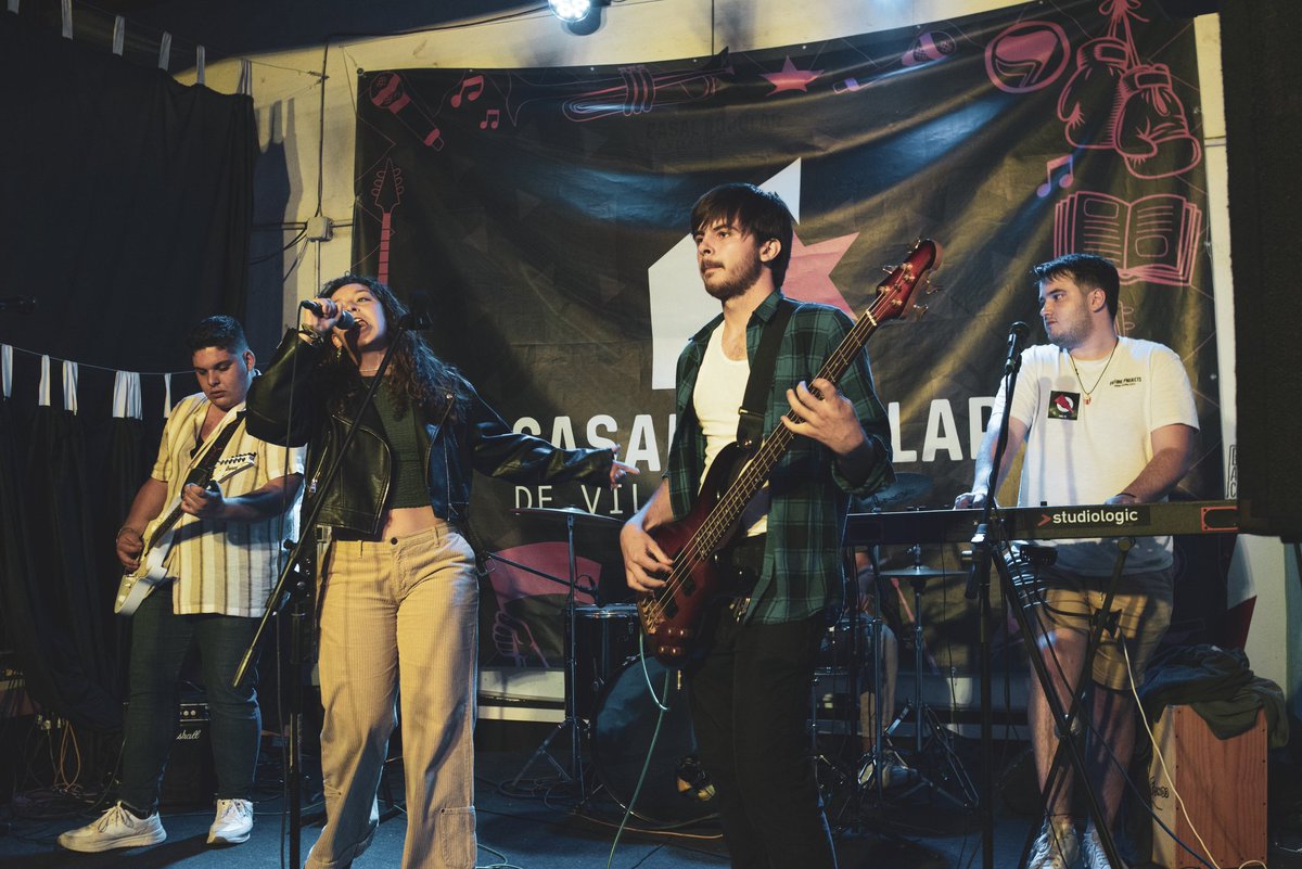 CasalPopularVr's tweet image. Encara amb la ressaca física i emocional present al nostre cos, tanquem una nova edició de les FAV. Volem donar les gràcies a totes les persones que l'heu fet possible. A la gent que ha col·laborat en les barres, en l'organització, als artistes dels grups...