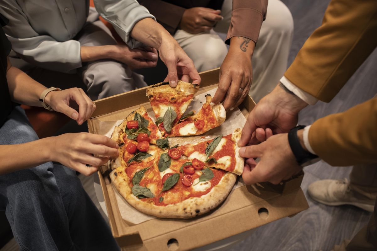 La #crisi non esiste nel #vocabolario della #pizza: #fatturati in aumento, boom #asporto e #gourmet. Un piatto in “salute” come dimostra l’#OsservatorioPizza2024 by #CnaAgroalimentare: le #famiglie sono il 48% della #clientela delle #pizzerie, winenews.it/it/la-crisi-no…