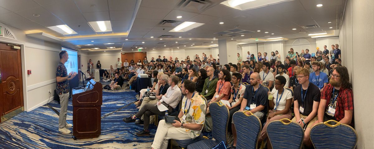 Standing room only at #phiVis! So encouraging to see this much interest in the intersection between philosophy and vision science.

#VSS2024 <a href="/VSSMtg/">VSS Meeting</a>