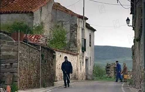 El cielo gira (2004) de Mercedes Alvarez. Aldeaseñor, pueblo de #Soria al que parece quedarle muy poco tiempo de vida con 14 habitantes. De forma paralela el pintor navarro Pello Azketava va perdiendo la vista. Es la crónica de dos pérdidas anunciadas e inexorables.
#cine
