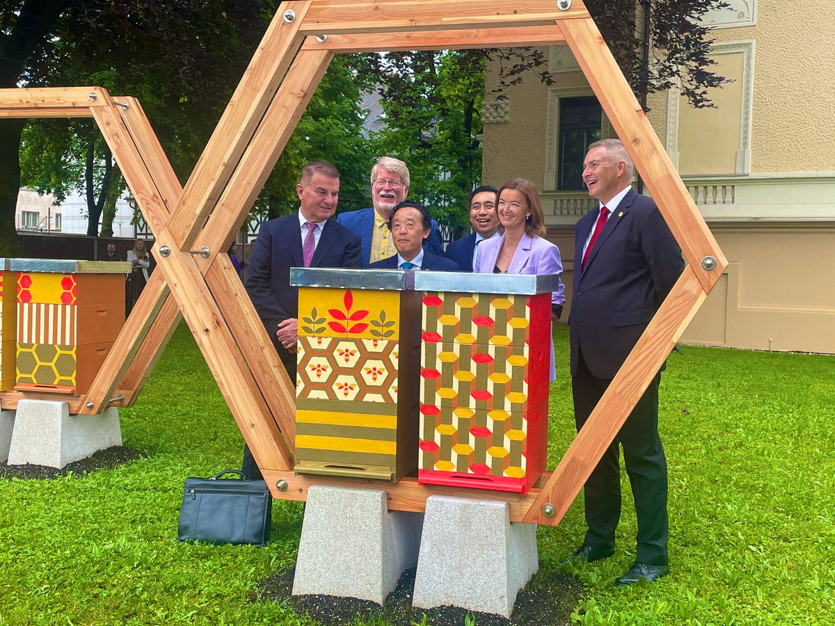 🐝 Letos že sedmo leto obeležujemo svetovni dan čebel! 🇸🇮 Ponosni smo, da je Slovenija pobudnica tega dneva. Skupaj z generalnim direktorjem #FAO smo otvorili čebelnjak na vrtu @MZEZ_RS in začeli mednarodni forum 'Čebele za ljudi, planet in mir.' 🌱