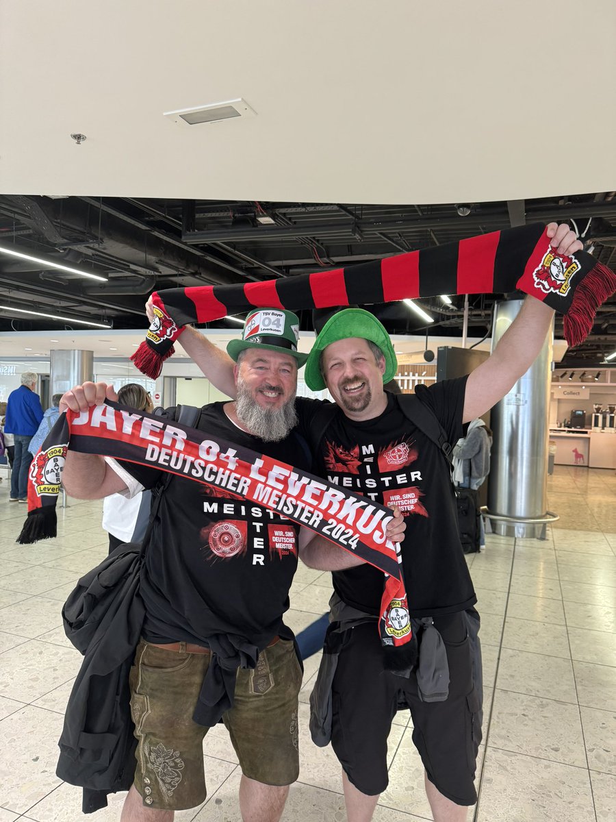 Fantastic atmosphere in the terminals at Dublin Airport this evening as fans of @Atalanta_BC and @bayer04_en flood in ahead of tomorrow’s @EuropaLeague Final #UEL 🔵⚪️⚽️🔴⚫️
