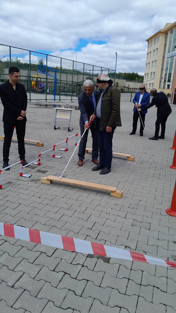 PursaklarRam's tweet photo. Engelliler Haftası programımızda Kaymakamımız ve ilçe daire amirleri uygulama okullarında öğrecilerimiz ile bir ders saati geçrdiler. Görme engelliler parkurunu deneyimlediler. @MebOrgm @fatihpaca @MemAnkara @MetinHalc2  @pursaklar_ank @PursaklarMem @mustafakilicgil @battalakman https://t.co/XrN5YqxjcA