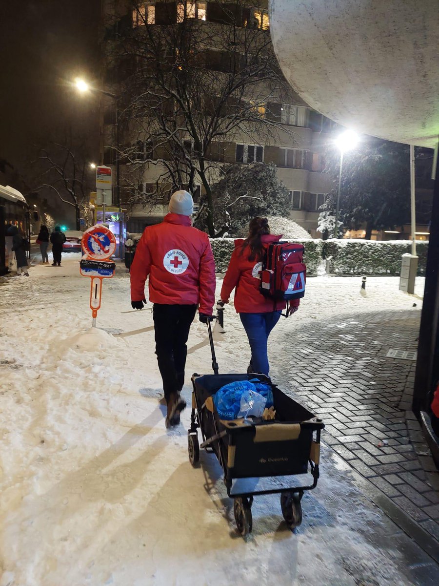 Snow didn't stop these @CroixRougeBE volunteers from helping their community. To ensure vulnerable neighbors got food, they loaded up their buggies to hand-deliver meals to people. #ThanksVolunteers