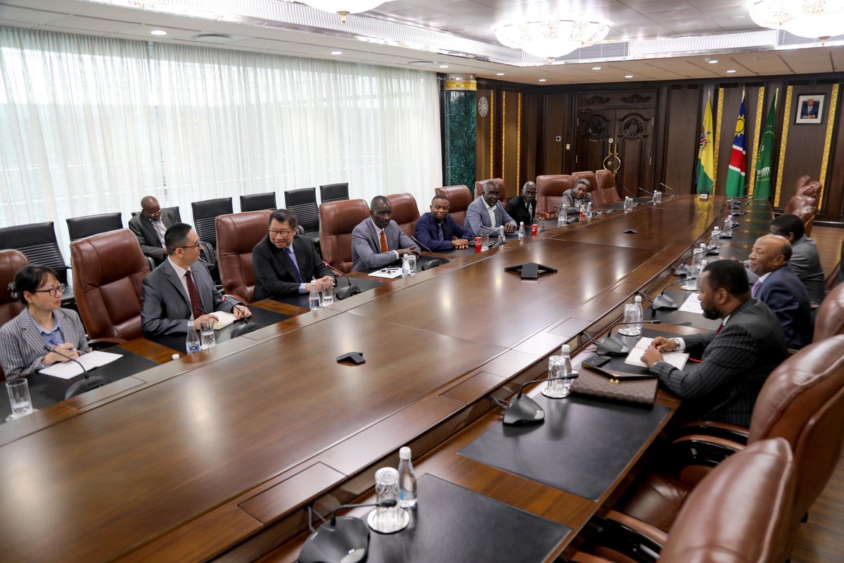 President @DrNangoloMbumba received a courtesy visit from Dr. Bernard Haufiku and a delegation from the People's Republic of China, comprising scientists, medical professionals, and business people in the health sector. President Mbumba welcomed the delegation to the Republic of