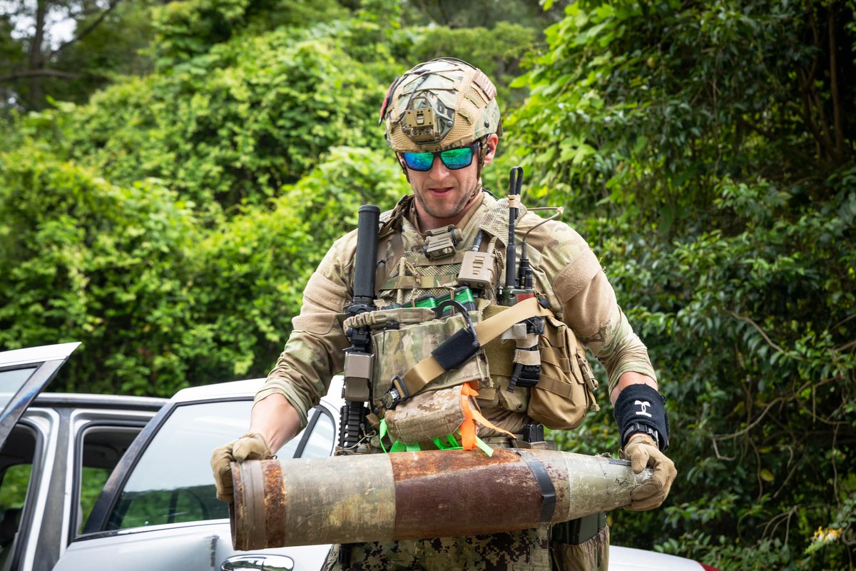 #TacticalTuesday

Our @USNavy operates in a dynamic global environment. We stay sharp by increasing interoperability with #Allies and continuing to fine tune our tactics - from tracking surface contacts to rendering safe and disposing of explosive material.