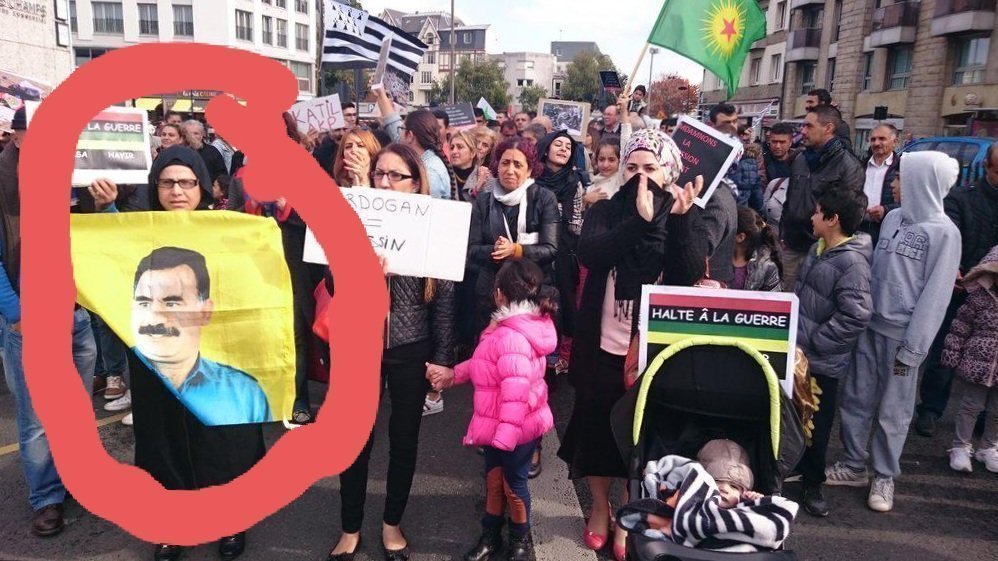 Momobamerni's tweet photo. Merhaba 26 Temmuz 2022 Salı günü PKK terör örgütünün destekçisi Fransa'nin Saint-Brieuc kentinde aslen Doğubayazıtlı Kibar Karakuş benim yüzümden TEM tarafından İstanbul'da tutuklandı! 🇹🇷 @prisonniere2 @filiz175  @Nazankarahan34 @54nur_kara @hacer34_61 @ArzuErdogral https://t.co/JSoTd0CBbt