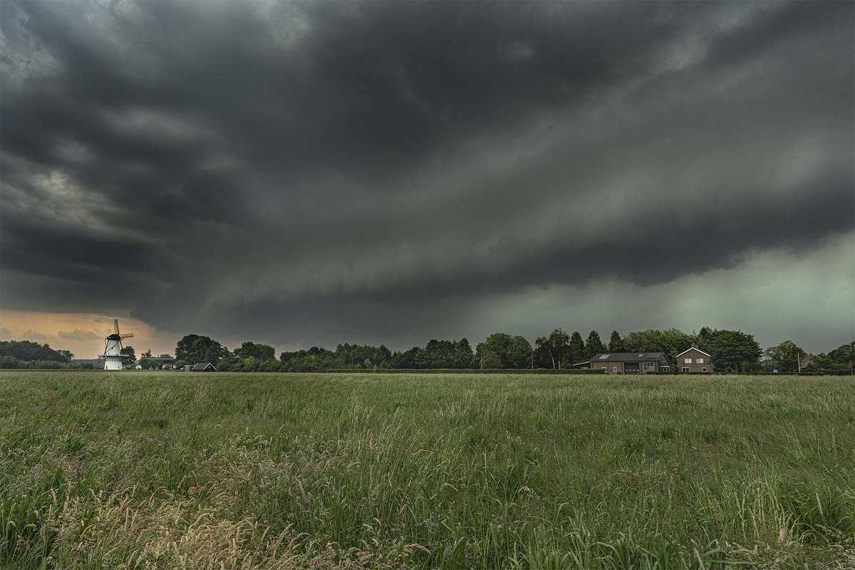 Poeh, Deze reus kwam om 17.15 uur over de Betuwe gerold. Wat kwam hier een bak met regen en onweer uit,..
@MarcdeJongRTL <a href="/BuienRadarNL/">Buienradar</a> <a href="/BuitenGewoonGLD/">BuitenGewoon</a> <a href="/Weerplaza/">Weerplaza.nl</a> <a href="/m0lens/">De Hollandsche Molen</a> #wnl #onweer #buien #rolwolk #molen #nederland