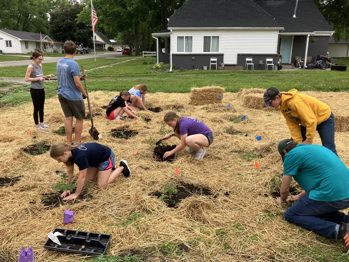 Freeman_Falcons's tweet image. 🙌🏻Great☝🏻first☕️morning of the🌞summer at the community🧑🏻‍🌾garden‼️ Planted sweet🌽corn, green🫛beans,🍅tomatoes,🧅onions, and🌶️peppers‼️

#WeAreFreeman🐦