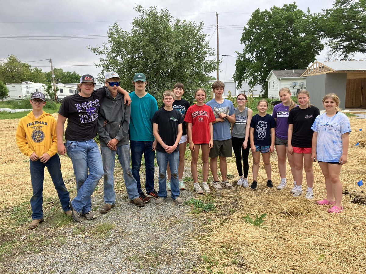 Freeman_Falcons's tweet image. 🙌🏻Great☝🏻first☕️morning of the🌞summer at the community🧑🏻‍🌾garden‼️ Planted sweet🌽corn, green🫛beans,🍅tomatoes,🧅onions, and🌶️peppers‼️

#WeAreFreeman🐦