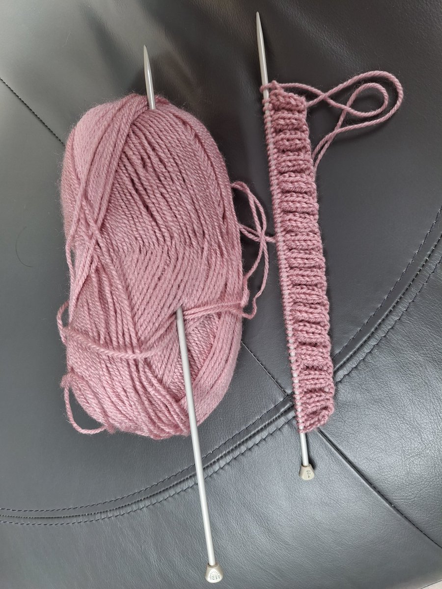 Finally getting back to my knitting - a few rows at a time 😄 🧶