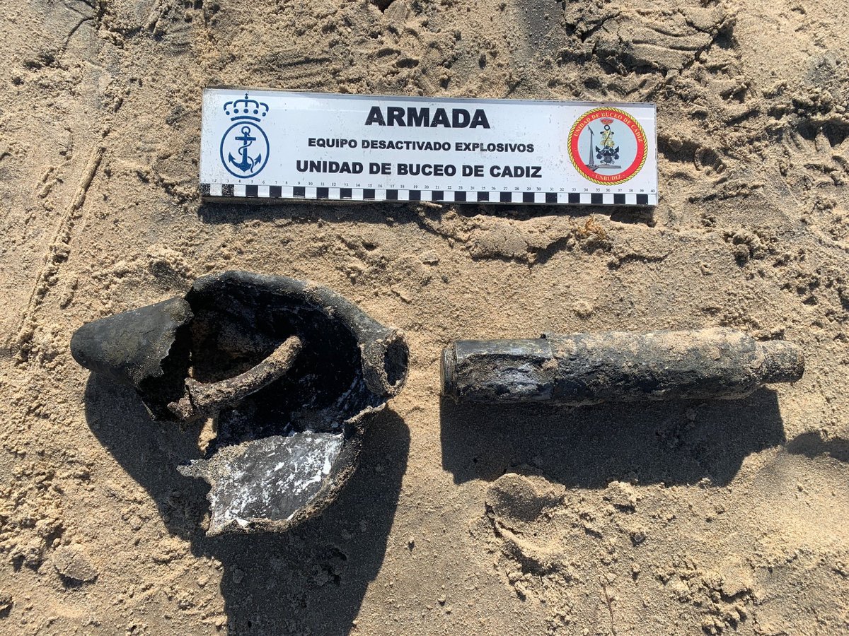 El Equipo de Desactivado de Explosivos de la #UnidadDeBuceo De #Cádiz neutraliza un cohete contra-carro, localizado en la playa de Camposoto, #SanFernando. Actuaciones de este tipo son competencia exclusiva de la Armada, en el ámbito submarino y litoral. #SomosLaArmada🇪🇸⚓️