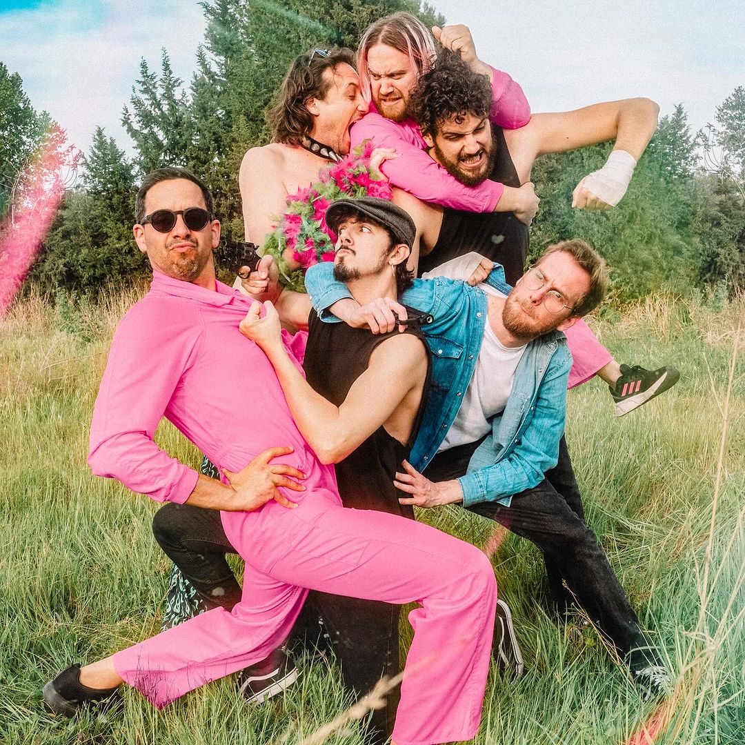 Si este viernes no tienes plan le ponemos solución. Para celebrar su décimo aniversario <a href="/TheMeatpies/">The Meatpies</a> vuelven a un escenario tras haberlo dejado hace años. Y lo hacen junto a Ruto Neón y Goblin Circus, nos bandas que surgieron de ese fin. Todos juntos y revueltos en <a href="/SalaRem/">Sala REM</a>.