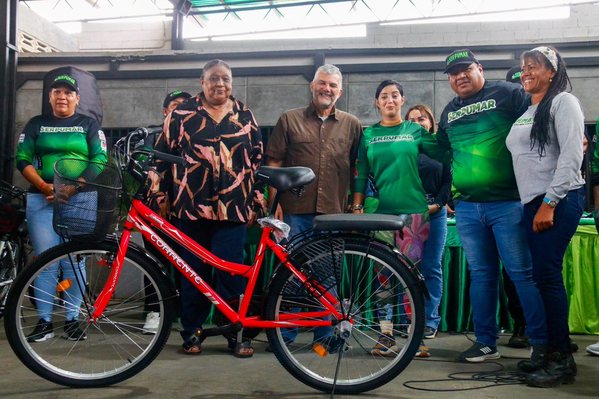 #21May En nombre de nuestro presidente <a href="/NicolasMaduro/">Nicolás Maduro</a> y junto a los diputados <a href="/ramolinap/">Ricardo Molina</a> y Egleé Sánchez hicimos entrega de una herramienta que contribuirá a la movilidad de los trabajadores y trabajadoras de <a href="/serpumarsm/">serpumarsm</a>. ¡Vamos pa’ lante!💪🏼 #VenezuelaSeCrece